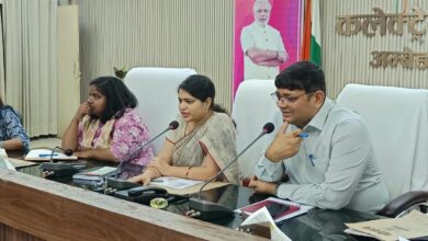 अंबेडकरनगर कलेक्ट्रेट सभागार में आईजीआरएस जनशिकायतों की समीक्षा बैठक में जिलाधिकारी ईशा प्रिया और संबंधित अधिकारी।