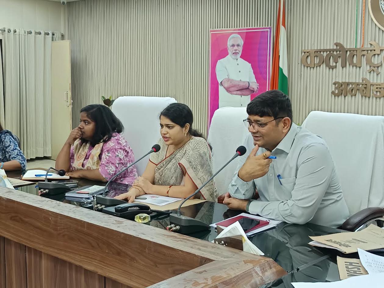 अंबेडकरनगर कलेक्ट्रेट सभागार में आईजीआरएस जनशिकायतों की समीक्षा बैठक में जिलाधिकारी ईशा प्रिया और संबंधित अधिकारी।