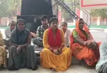 अंबेडकरनगर में मकान गिराए जाने के विरोध में धरने पर बैठी महिला