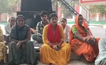 अंबेडकरनगर में मकान गिराए जाने के विरोध में धरने पर बैठी महिला