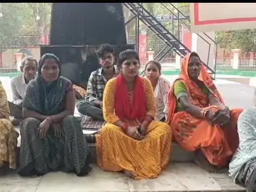 अंबेडकरनगर में मकान गिराए जाने के विरोध में धरने पर बैठी महिला