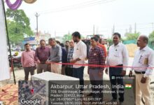 अंबेडकरनगर में पीएम सूर्यघर योजना के जागरूकता स्टाल पर रूफटॉप सोलर की जानकारी लेते नागरिक।