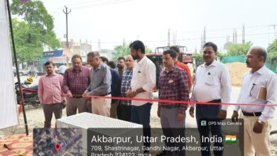 अंबेडकरनगर में पीएम सूर्यघर योजना के जागरूकता स्टाल पर रूफटॉप सोलर की जानकारी लेते नागरिक।