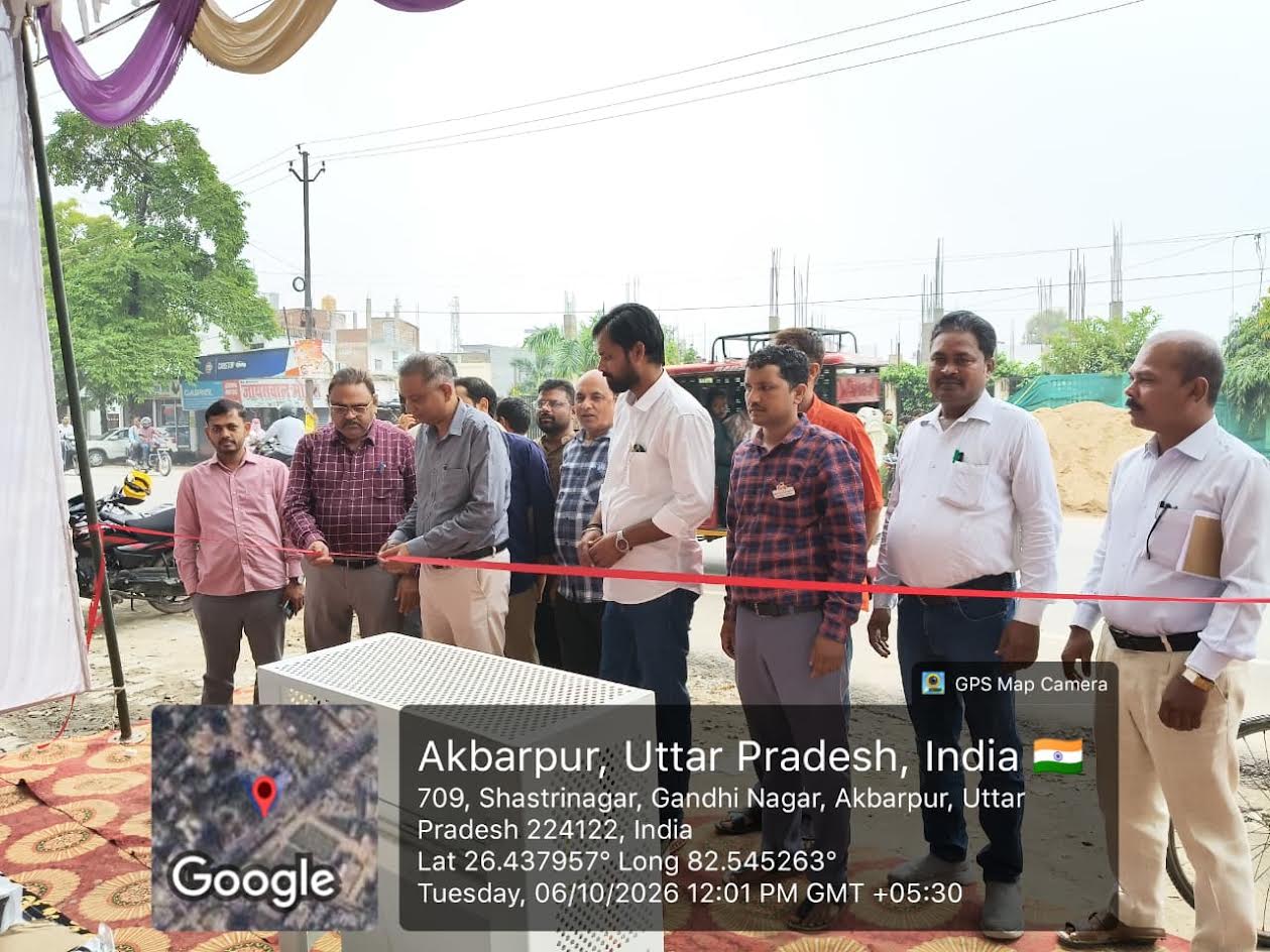 अंबेडकरनगर में पीएम सूर्यघर योजना के जागरूकता स्टाल पर रूफटॉप सोलर की जानकारी लेते नागरिक।