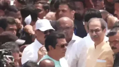 मुंबई में SIR के विरोध में संयुक्त प्रदर्शन के दौरान उद्धव ठाकरे और राज ठाकरे समर्थकों को संबोधित करते हुए।