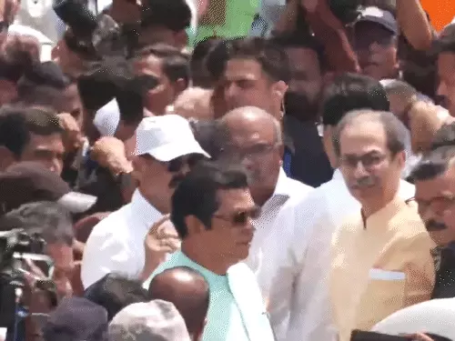 मुंबई में SIR के विरोध में संयुक्त प्रदर्शन के दौरान उद्धव ठाकरे और राज ठाकरे समर्थकों को संबोधित करते हुए।