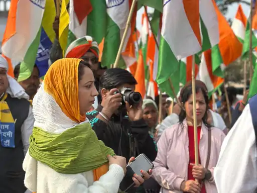 लखनऊ के स्वास्थ्य भवन चौराहे पर चुनाव आयोग के खिलाफ AAP प्रदर्शन