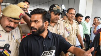 दिल्ली पुलिस की कार्रवाई के बाद कोर्ट में पेश किए जाने वाले कॉकरोच जनता पार्टी के संस्थापक अभिजीत दीपके।