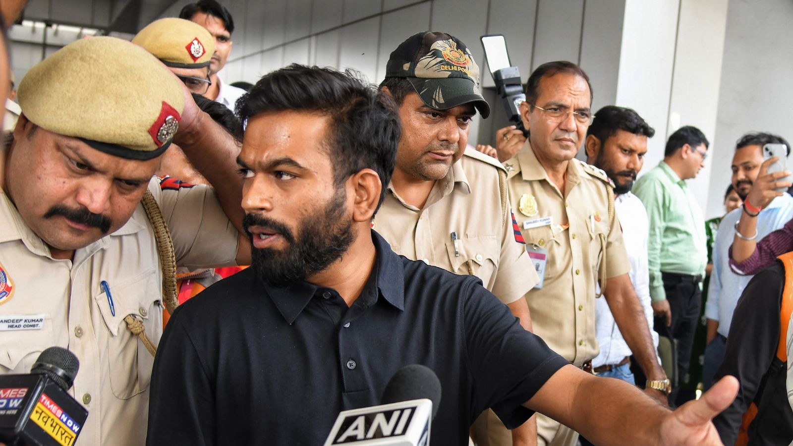 दिल्ली पुलिस की कार्रवाई के बाद कोर्ट में पेश किए जाने वाले कॉकरोच जनता पार्टी के संस्थापक अभिजीत दीपके।