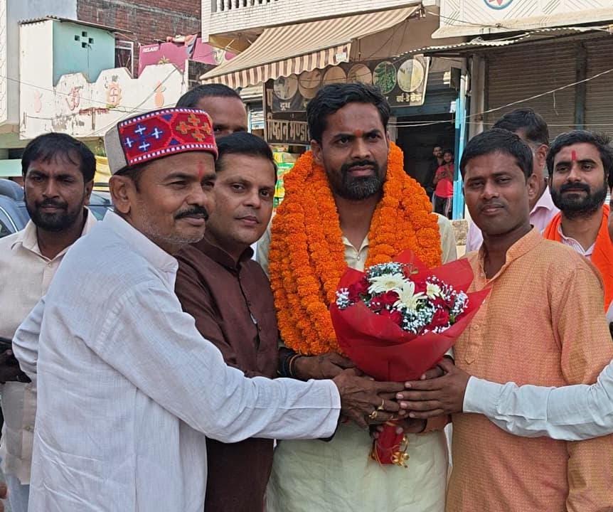 अंबेडकरनगर के जलालपुर स्थित जमालपुर चौराहे पर भाजपा किसान मोर्चा जिलाध्यक्ष अभिमन्यु अग्रहरि का स्वागत।