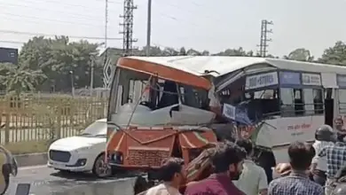 आगरा-दिल्ली हाईवे पर टैंकर से भिड़ंत के बाद क्षतिग्रस्त रोडवेज बस का अगला हिस्सा।