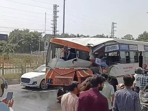आगरा-दिल्ली हाईवे पर टैंकर से भिड़ंत के बाद क्षतिग्रस्त रोडवेज बस का अगला हिस्सा।