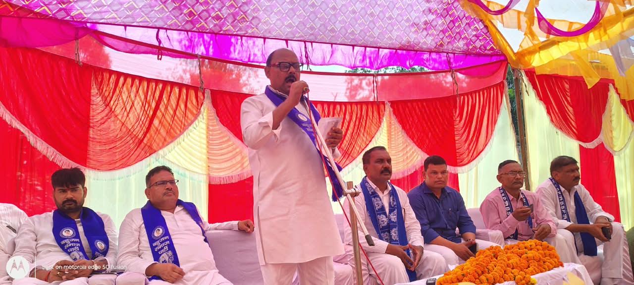अंबेडकरनगर के सैदापुर में बसपा की सेक्टर बैठक में पदाधिकारी और कार्यकर्ता।