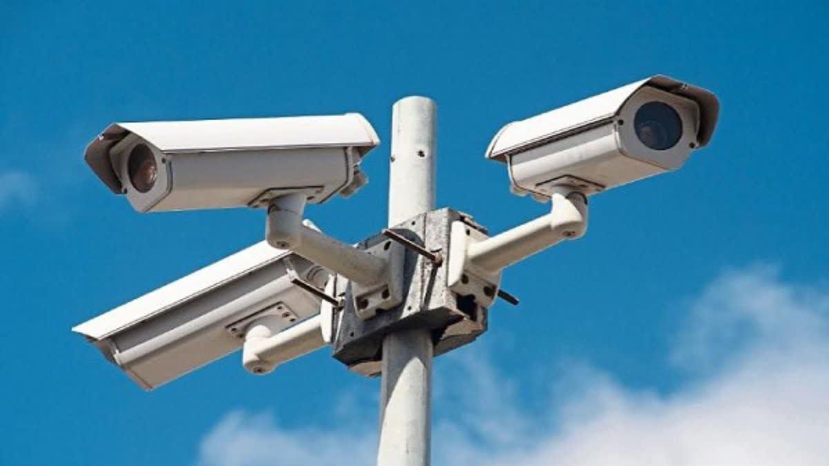 अंबेडकरनगर के अकबरपुर में सुरक्षा और यातायात निगरानी के लिए सीसीटीवी कैमरे लगाने की परियोजना।