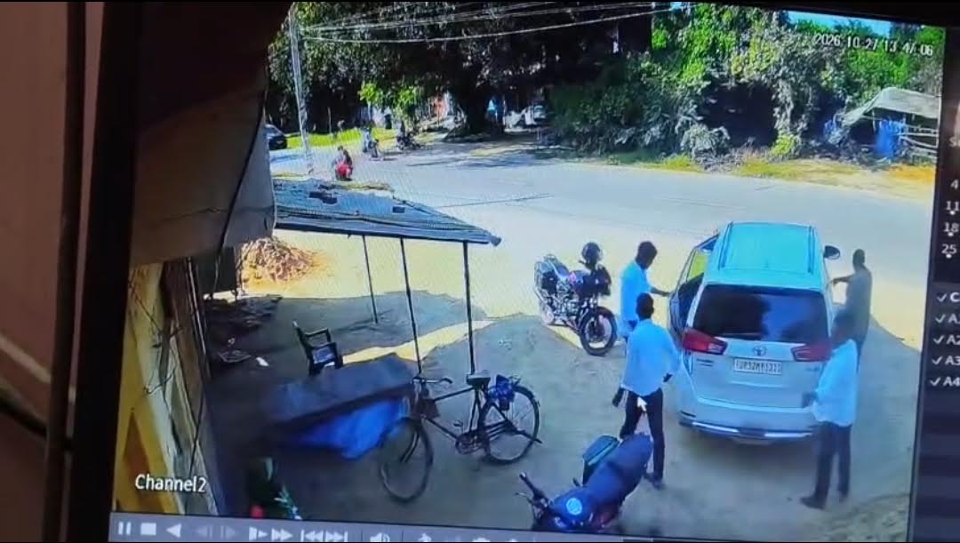 अंबेडकरनगर के अकबरपुर में दुकान पर मारपीट के आरोप से जुड़ा मामला, पीड़ित ने प्रभारी निरीक्षक को शिकायती पत्र दिया।