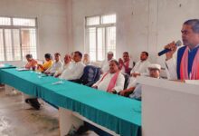 अंबेडकरनगर के अकबरपुर में सपा की मासिक बैठक में मौजूद पार्टी पदाधिकारी और कार्यकर्ता।