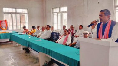 अंबेडकरनगर के अकबरपुर में सपा की मासिक बैठक में मौजूद पार्टी पदाधिकारी और कार्यकर्ता।