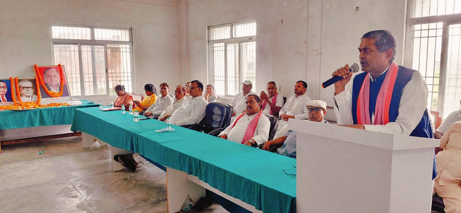 अंबेडकरनगर के अकबरपुर में सपा की मासिक बैठक में मौजूद पार्टी पदाधिकारी और कार्यकर्ता।