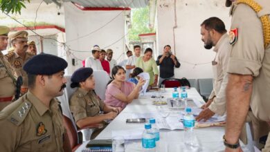 अकबरपुर कोतवाली में थाना समाधान दिवस के दौरान शिकायतें सुनतीं डीएम ईशा प्रिया और एसपी प्राची सिंह।