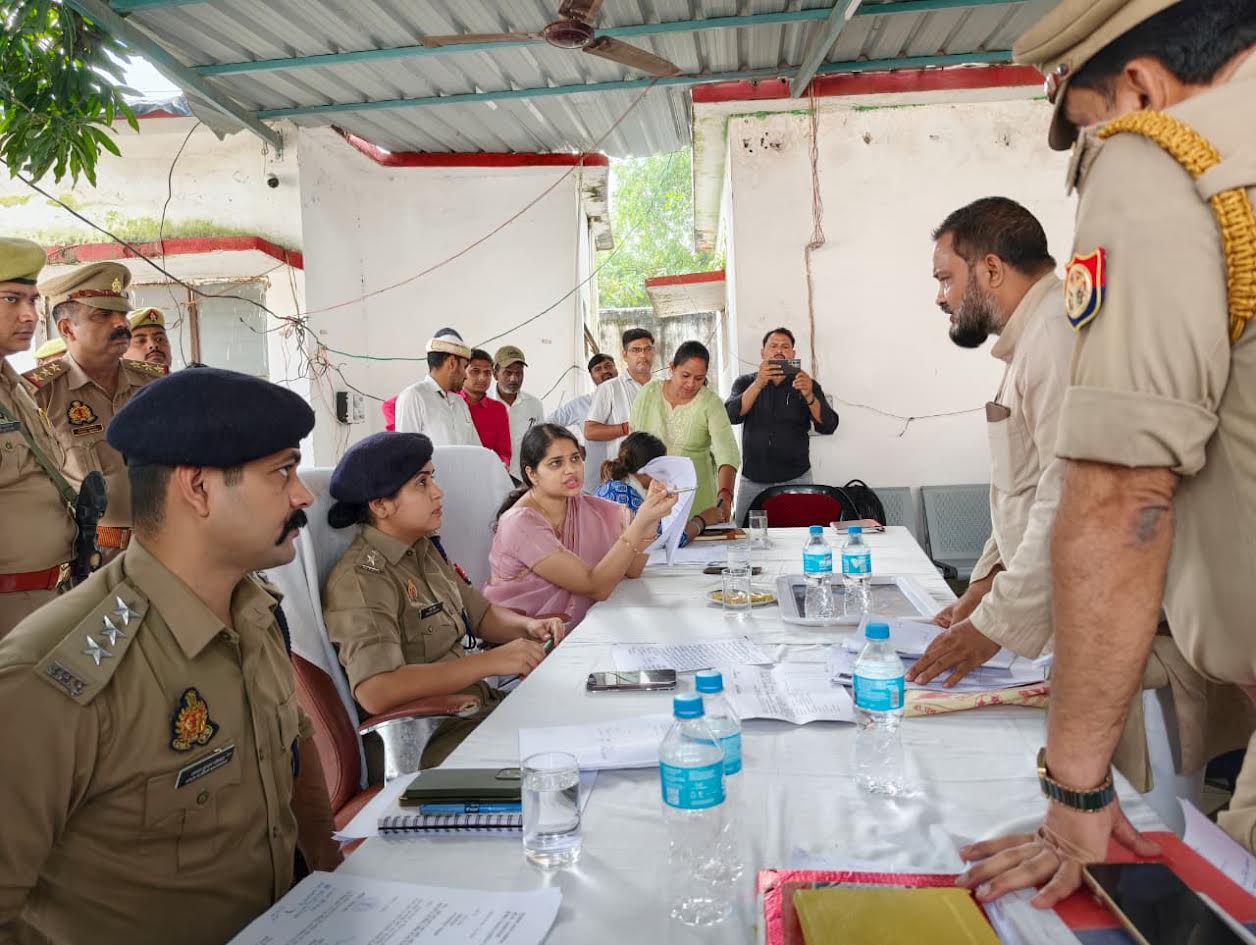 अकबरपुर कोतवाली में थाना समाधान दिवस के दौरान शिकायतें सुनतीं डीएम ईशा प्रिया और एसपी प्राची सिंह।