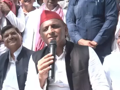 लखनऊ में SIR प्रक्रिया और मतदाता सूची को लेकर बयान देते समाजवादी पार्टी प्रमुख अखिलेश यादव।