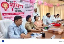 अंबेडकरनगर की आलापुर तहसील में संपूर्ण समाधान दिवस के दौरान शिकायतें सुनते जिलाधिकारी और पुलिस अधीक्षक