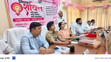 अंबेडकरनगर की आलापुर तहसील में संपूर्ण समाधान दिवस के दौरान शिकायतें सुनते जिलाधिकारी और पुलिस अधीक्षक