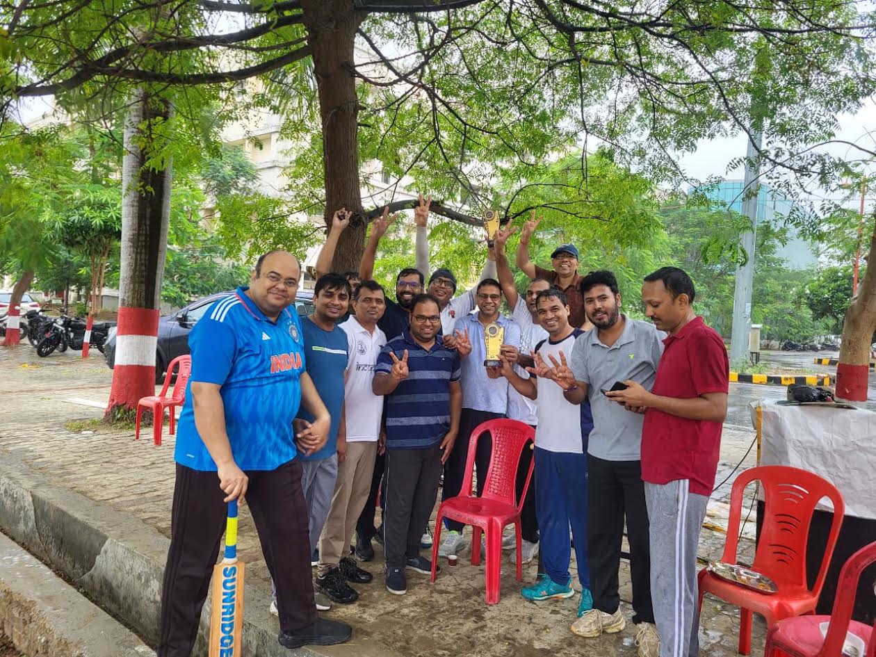 सद्दरपुर स्थित महामाया राजकीय एलोपैथिक मेडिकल कॉलेज में आयोजित प्रिंसिपल इलेवन और सीएमएस इलेवन का क्रिकेट मैच।