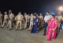 अंबेडकरनगर के श्रवण धाम घाट पर दुर्गा प्रतिमा विसर्जन के दौरान सुरक्षा व्यवस्था का निरीक्षण करतीं जिलाधिकारी और पुलिस अधीक्षक।