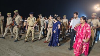 अंबेडकरनगर के श्रवण धाम घाट पर दुर्गा प्रतिमा विसर्जन के दौरान सुरक्षा व्यवस्था का निरीक्षण करतीं जिलाधिकारी और पुलिस अधीक्षक।