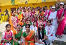 अंबेडकरनगर के एकलव्य स्पोर्ट्स स्टेडियम में जनपदीय एथलेटिक्स प्रतियोगिता के दौरान मार्च पास्ट करते माध्यमिक विद्यालयों के खिलाड़ी।