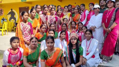 अंबेडकरनगर के एकलव्य स्पोर्ट्स स्टेडियम में जनपदीय एथलेटिक्स प्रतियोगिता के दौरान मार्च पास्ट करते माध्यमिक विद्यालयों के खिलाड़ी।