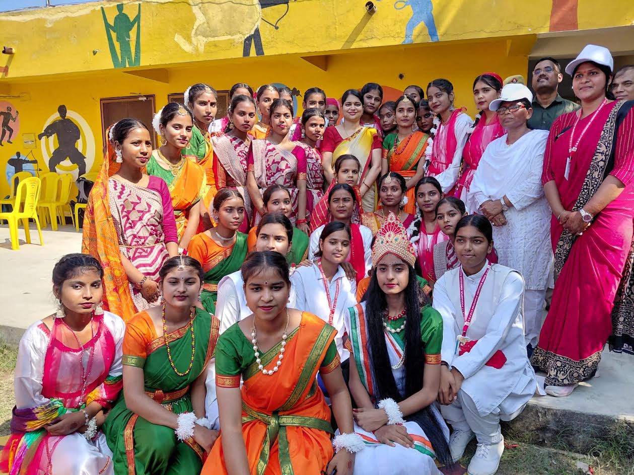 अंबेडकरनगर के एकलव्य स्पोर्ट्स स्टेडियम में जनपदीय एथलेटिक्स प्रतियोगिता के दौरान मार्च पास्ट करते माध्यमिक विद्यालयों के खिलाड़ी।