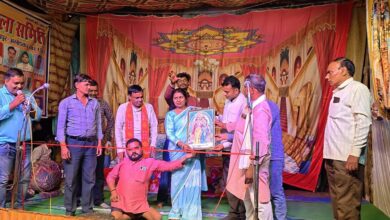 : अंबेडकरनगर के बहिगवा जोगीपुर में नवयुवक रामलीला समिति के रामलीला उद्घाटन कार्यक्रम में मौजूद स्थानीय पदाधिकारी और ग्रामीण।