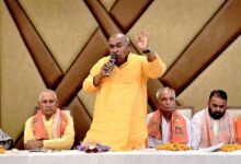 अकबरपुर क्षेत्र में भाजपा पदाधिकारियों, कार्यकर्ताओं और ग्राम प्रधानों के साथ बैठक करते एमएलसी डॉ. हरिओम पांडेय।