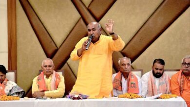 अकबरपुर क्षेत्र में भाजपा पदाधिकारियों, कार्यकर्ताओं और ग्राम प्रधानों के साथ बैठक करते एमएलसी डॉ. हरिओम पांडेय।