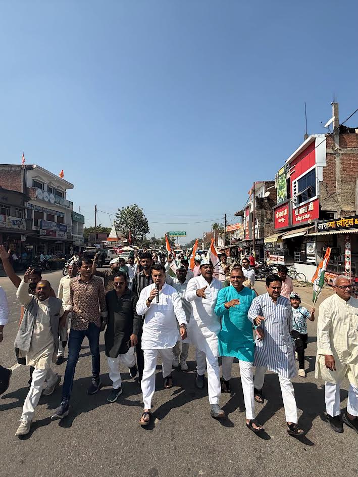 अंबेडकरनगर के बरियावन में अभिषेक दत्त के नेतृत्व में वोट चोरी के विरोध में कांग्रेस का पद मार्च।