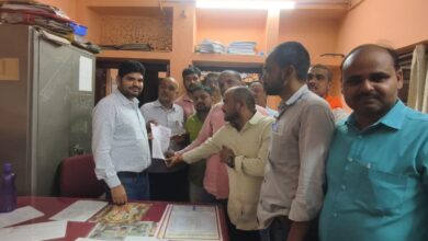 अंबेडकरनगर में वेतन संबंधी समस्याओं के समाधान की मांग को लेकर ज्ञापन सौंपते सहकारी समिति कर्मचारी।