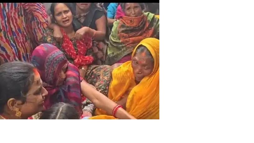 अकबरपुर-टांडा मार्ग पर डीएम आवास के पास इलेक्ट्रॉनिक दुकान, जहां रणजीत वर्मा का शव मिला।
