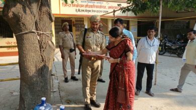 अंबेडकरनगर के कलेक्ट्रेट स्थित वीवीपैट वेयरहाउस में ईवीएम और वीवीपैट की एफएलसी का निरीक्षण करतीं जिला निर्वाचन अधिकारी ईशा प्रिया और मौजूद अधिकारी।