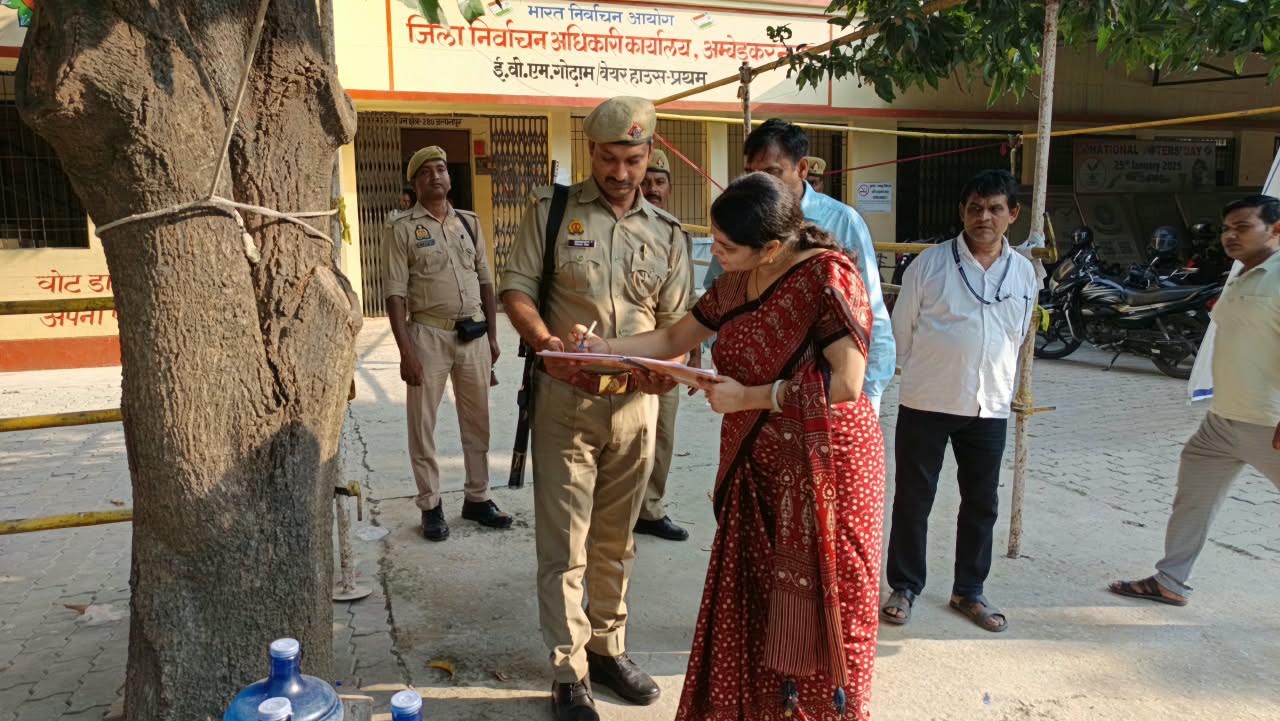 अंबेडकरनगर के कलेक्ट्रेट स्थित वीवीपैट वेयरहाउस में ईवीएम और वीवीपैट की एफएलसी का निरीक्षण करतीं जिला निर्वाचन अधिकारी ईशा प्रिया और मौजूद अधिकारी।