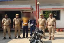 अंबेडकरनगर के हंसवर में 715 ग्राम हेरोइन बरामदगी के बाद गिरफ्तार किए गए दो सगे भाई।