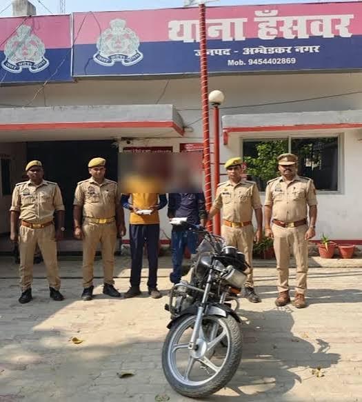 अंबेडकरनगर के हंसवर में 715 ग्राम हेरोइन बरामदगी के बाद गिरफ्तार किए गए दो सगे भाई।