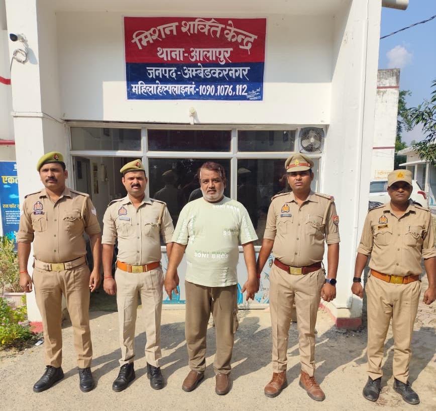 आलापुर थाना पुलिस द्वारा दो मुकदमों में वांछित शाहिद मुनीर सिद्दीकी की गिरफ्तारी से संबंधित समाचार।