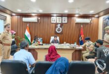 अंबेडकरनगर में जनसुनवाई के दौरान फरियादियों की समस्याएं सुनतीं एसपी प्राची सिंह।