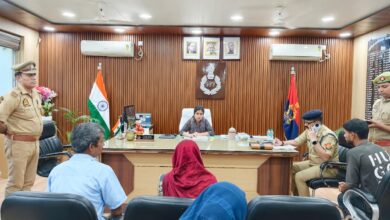 अंबेडकरनगर में जनसुनवाई के दौरान फरियादियों की समस्याएं सुनतीं एसपी प्राची सिंह।