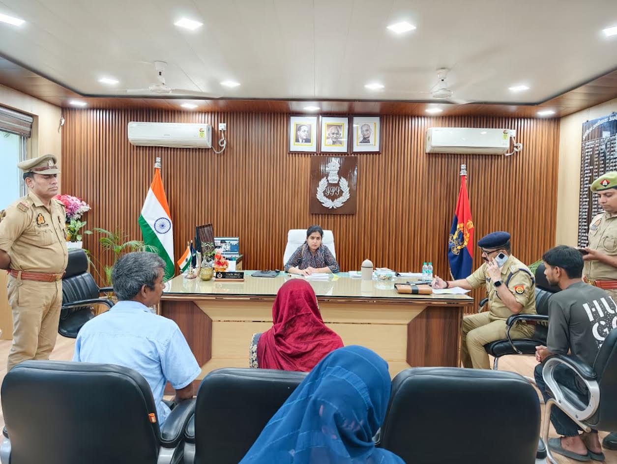 अंबेडकरनगर में जनसुनवाई के दौरान फरियादियों की समस्याएं सुनतीं एसपी प्राची सिंह।