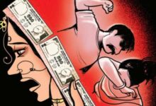 अंबेडकरनगर के सम्मनपुर क्षेत्र में विवाहिता के साथ कथित मारपीट और गला कसने के आरोपों की जांच करती पुलिस।