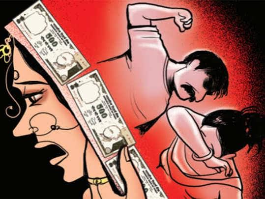 अंबेडकरनगर के सम्मनपुर क्षेत्र में विवाहिता के साथ कथित मारपीट और गला कसने के आरोपों की जांच करती पुलिस।
