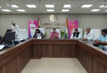 अंबेडकरनगर में मतदेय स्थलों के संभाजन को लेकर जिलाधिकारी ईशा प्रिया की अध्यक्षता में बैठक।
